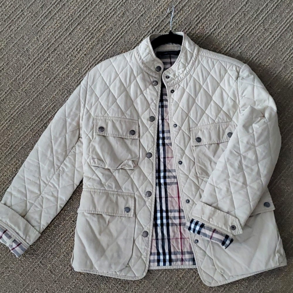 🦋BURBERRY Tan quilted nova plaid lining jacket. Size 6